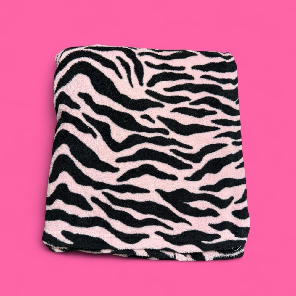 pink & black zebra print fuzzy blanket!